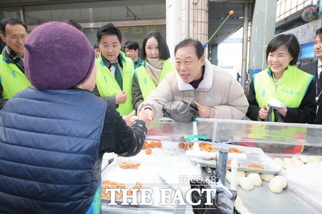 최민호 시장이 12일 세종대평시장에서 각 점포를 돌며 명절 물가 동향을 살피고 제수용품과 생필품을 직접 구매하며 상인들과 소통하고 있다. /세종시
