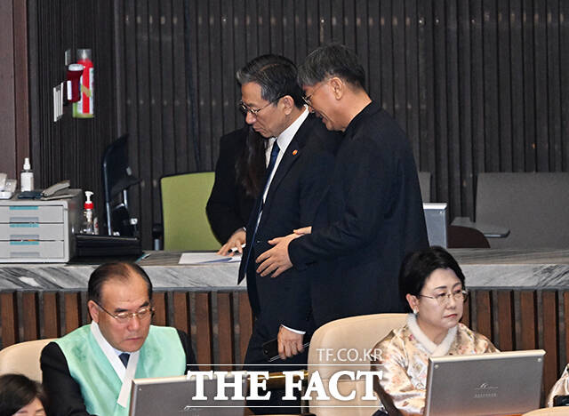 차명 주식 거래 혐의로 경찰 수사를 받고 있는 이춘석 무소속 의원이 12일 오후 서울 여의도 국회에서 열린 제432회 국회(임시회) 제7차 본회의에 참석해 정성호 법무부 장관(왼쪽)과 대화를 하고 있다. /국회=배정한 기자