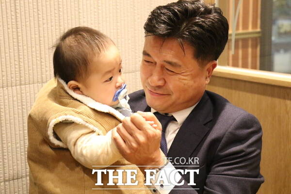 김종천 전 대전시의회 의장이 11일 서구 만년동의 한 카페에서 <더팩트>와 인터뷰를 진행하고 있는 도중에 등장한 외손자와 인사를 나누고 있다. 김 전 의장은 외손자를 바라보며 손자가 앞으로 자라날 대전 서구가 살기 좋은 도시를 만들기 위해 모든 노력을 다하고 싶다는 소회를 밝히기도 했다. /정예준 기자