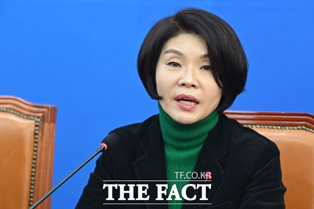 한정애 더불어민주당 정책위의장이 가상자산 거래소 대주주 지분 제한 도입에 찬성 입장을 보인 것으로 알려지면서 당정 간 정책 기조 조율 여부를 둘러싼 해석이 나오고 있다. /국회=남용희