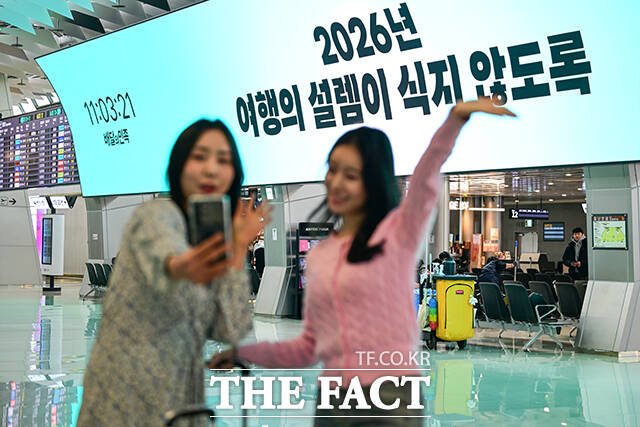 배달의민족 모델들이 김포국제공항 출발장에 설치된 27m 대형 미디어월 앞에서 기념촬영을 하고 있다.