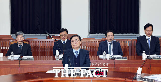 정보위 전체회의 출석한 이종석 국가정보원장과 관계자들.