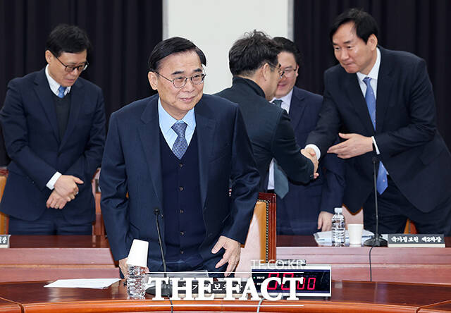 인사하는 이종석 국가정보원장.