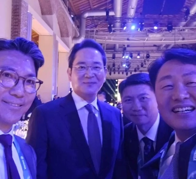 밀라노 발 셀카 한 장. 지난 6일 김관영 전북도지사가 SNS에 올린 사진. 왼쪽부터 김재열 IOC 집행위원, 이재용 삼성전자 회장, 유승민 대한체육회장, 김관영 전북도지사. / 페이스북(김관영)