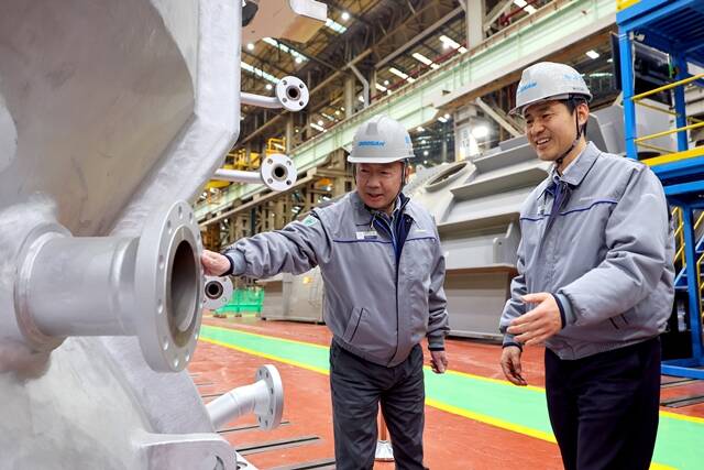 박정원 두산그룹 회장(왼쪽)이 지난 11일 경남 창원 두산에너빌리티사업장을 방문해 가스터빈 공장을 살펴보고 있다. /두산그룹