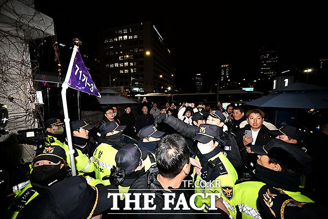 경찰청 헌법존중 정부혁신 태스크포스(TF)는 12일 오후 서울 서대문구 청사 브리핑에서 총 95명을 조사한 결과 22명에 대해 징계 절차에 착수했다고 밝혔다. 지난 2024년 12월3일 비상계엄 선포 직후 서울 여의도 국회가 폐쇄된 모습. /국회=박헌우 기자