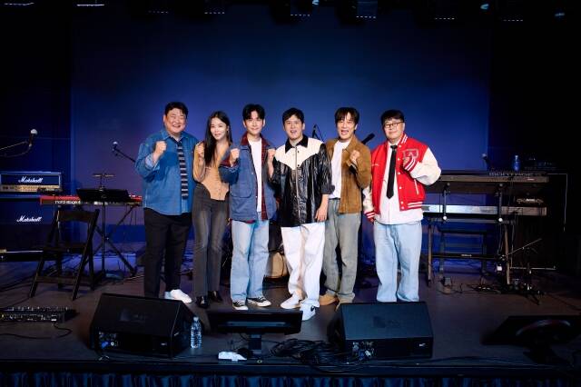 밴드 아묻따밴드의 김준현 조정민 전인혁 홍경민 차태현 조영수가 12일 오후 서울 중구 SA홀에서 열린 데뷔 싱글 알고 있잖아 미디어 쇼케이스에 참석해 포즈를 취하고 있다./넥스타엔터테인먼트