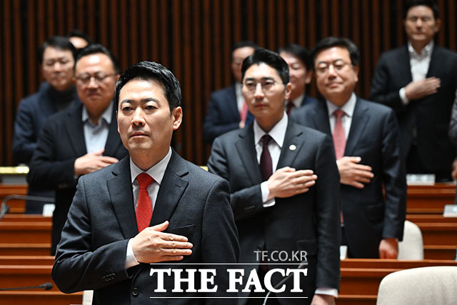 의원총회 참석해 국기에 대한 경례 하는 장 대표(왼쪽).