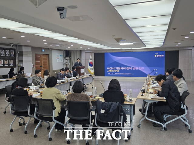 아산시청 상황실에서 열린 기본사회 정책 방향 연구 최종 보고회에서 박경철 충남연구원 연구위원이 연구 결과를 발표하고 있다. /아산시