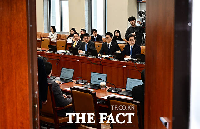 첫 전체회의부터 삐걱거리는 대미투자특별법 처리를 위한 특별위원회.