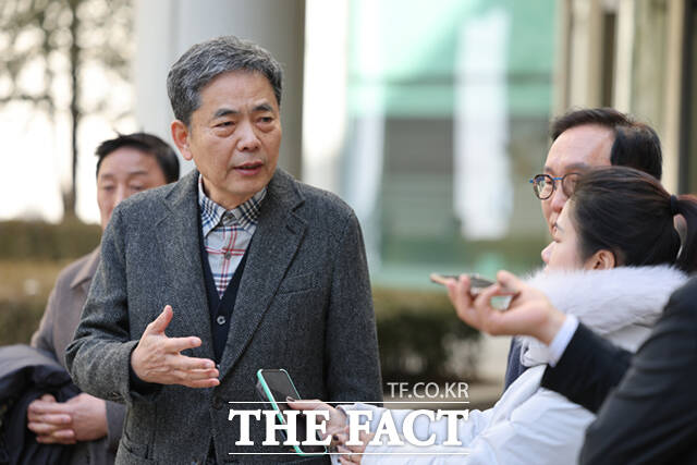 ‘50억 클럽’ 의혹과 관련해 화천대유 대주주 김만배씨에게 50억원(세후 25억원)을 지급받고, 이를 화천대유에서 근무했던 아들의 성과급처럼 꾸민 혐의를 받는 곽상도 국민의힘 전 의원이 6일 오후 서울 서초구 서울중앙지법을 나서며 입장을 밝히고 있다. 이날 곽 전 의원은 공소기각을 선고받았다. 같은날 곽 전 의원의 아들은 무죄 판단을 받았다. 2026.2.6/이새롬 기자