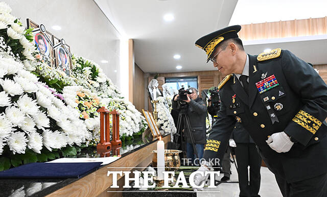 영결식에서 헌화하는 김규하 육군참모총장.