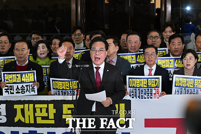 송언석 국민의힘 원내대표(가운데)가 12일 오후 서울 여의도 국회 로텐더홀에서 4심제 위헌 악법 규탄대회를 열고 규탄사를 하고 있다. /국회=남용희 기자