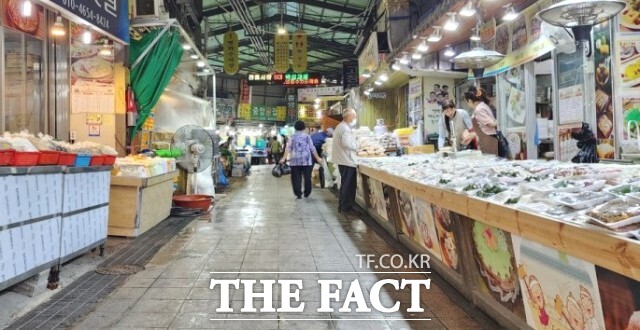 서울시가 지난달 12일부터 지난 10일까지 25개 자치구 및 서울시보건환경연구원과 함께 설 성수식품 유통·판매 집중 점검을 실시했다고 12일 밝혔다. 사진은 기사 내용과 무관함. /더팩트 DB