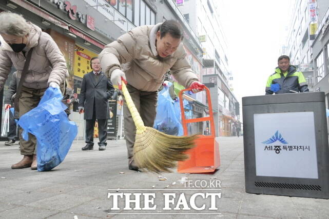 최민호 세종시장이 설 명절을 맞아 12일 나성동 일원에서 우리동네 새단장 캠페인 일환로 환경정화 활동을 펼치고 있다. /세종시