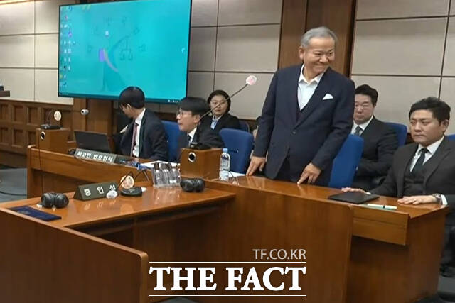 12일 오후 이상민 전 행정안전부 장관이 형사합의32부(부장판사 류경진)가 징역 7년을 선고하자 미소를 보이고 있다. 이날 이 전 장관에 대한 1심 선고공판은 서울 서초구 서울중앙지방법원에서 진행됐다. /서울중앙지방법원