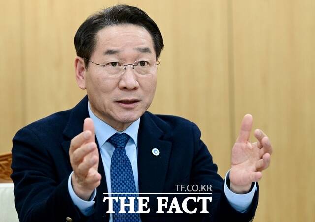 유정복 인천시장은 12일 <더팩트>와의 신년 인터뷰에서 올해 시민이 행복한 인천을 위한 시정을 펼치겠다고 예고했다. /인천시