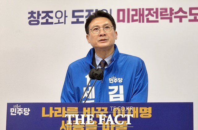 김수현 세종시장 예비후보가 12일 세종시청에서 기자회견을 갖고 민생 현실 공약 1탄을 발표하고 있다. /김형중 기자