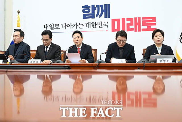 장동혁 국민의힘 대표(가운데)가 12일 오전 서울 여의도 국회에서 열린 최고위원회의에서 발언을 하고 있다. /국회=남용희 기자