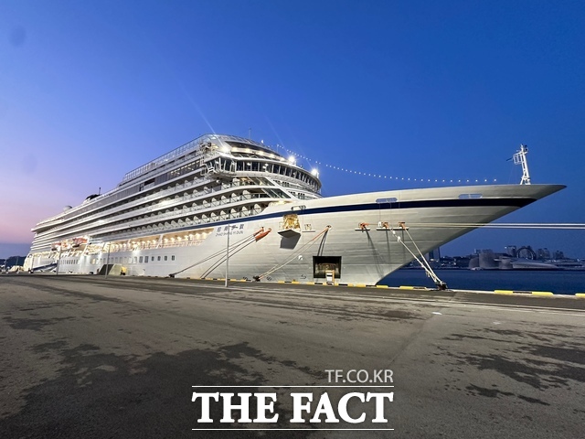 자오샹이둔호가 지난 11일 여수항에 입항해 정박해 있다. /여수시