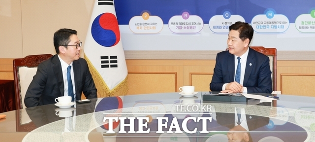 12일 전북도청 도지사 접견실에서 세계 최대 수탁은행인 뉴욕멜론은행(BNY)과 금융산업 발전 방안 및 글로벌 협력 확대 방안 등에 대한 논의가 진행된 가운데 김관영 전북도지사(오른쪽)와 서봉균 한국대표가 환담을 나누고 있다. /전북도