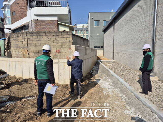 공주시가 해빙기 안전사고 발생에 대비해 취약시설을 중심으로 대대적인 안전 점검을 실시하고 있다. /공주시