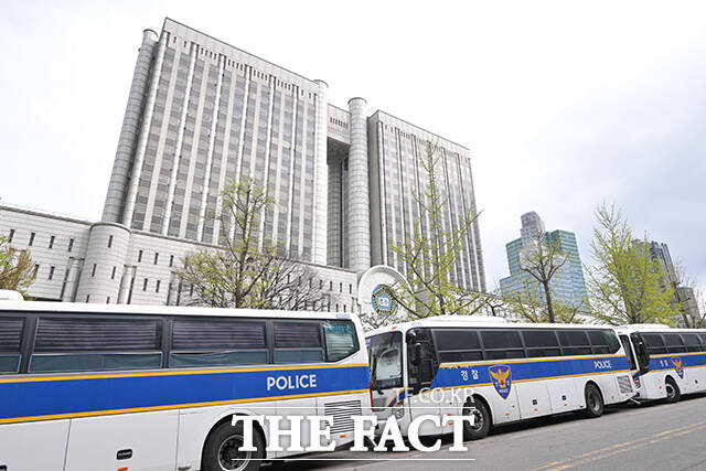 윤석열 전 대통령의 내란 혐의 첫 형사 재판이 열린 지난해 4월 서울중앙지방법원에 차벽이 세워져 있다. /사진공동취재단