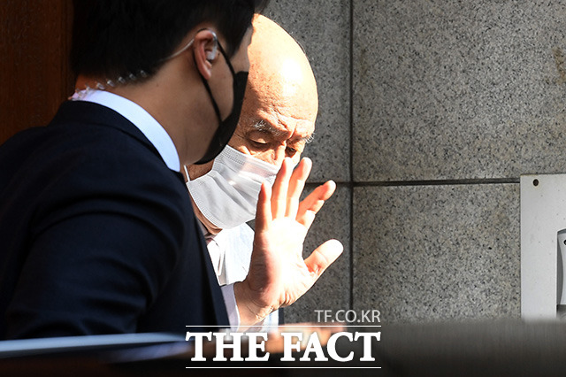 [더팩트ㅣ남용희 기자] 5.18 당사자에 대한 사자명예훼손 혐의로 1심에서 유죄 판결을 받은 전두환 전 대통령이 광주에서 열리는 항소심 재판에 출석하기 위해 9일 오전 서울 서대문구 연희동 자택을 나서고 있다.