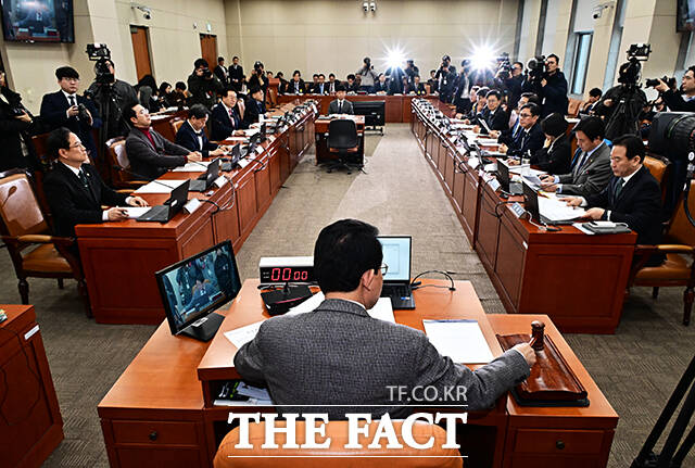 안건 상정하는 김상훈 특위위원장.