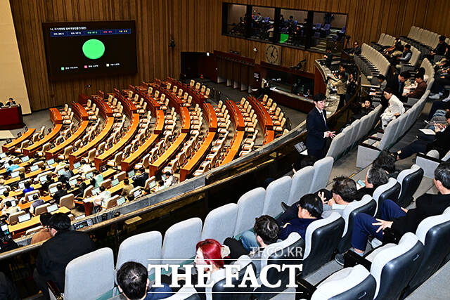 반쪽 국회 지켜보는 국민들.