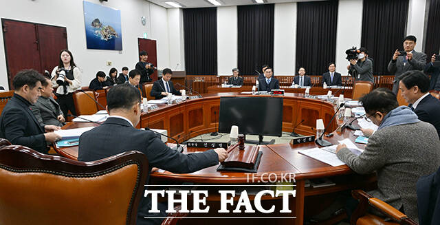 신성범 정보위원장이 안건을 상정하고 있다.