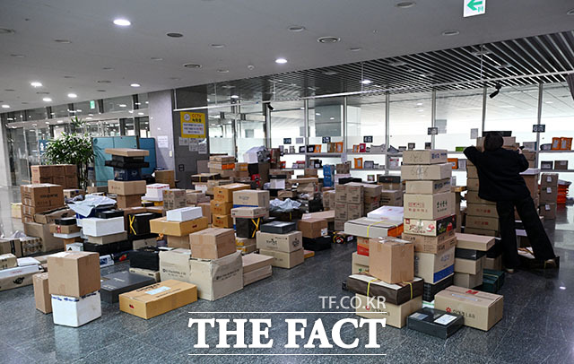 이틀 앞으로 다가온 설 연휴. 설 선물 쌓여가는 국회 의원회관.