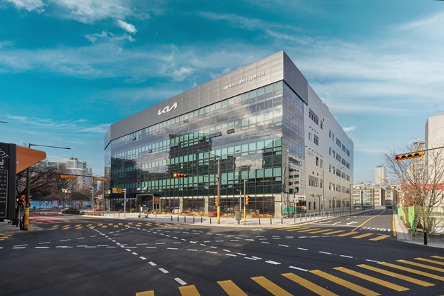 기아는 차량 관람부터 시승, 구매, 정비, 브랜드 경험까지 가능한 원스톱 복합 거점 기아 시흥 플래그십 스토어를 공식 개관했다고 12일 밝혔다. /기아