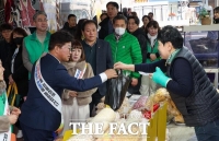  설 앞두고 전통시장 찾은 최충규 대덕구청장 [TF포토]