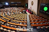  설 앞두고 열린 본회의...'국힘은 불참, 여권은 한복' [TF사진관]