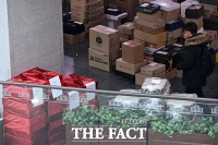  설 연휴 D-2…선물로 가득한 국회 의원회관 [TF포착]