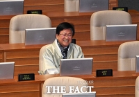  '저도 한복 입고 왔습니다'...본회의 출석한 최교진 교육부 장관 [TF사진관]