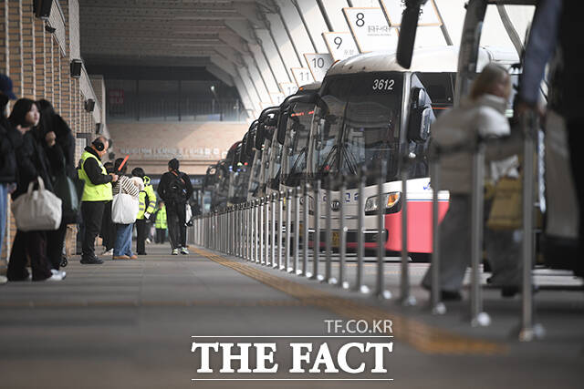 설 연휴를 하루 앞둔 13일 오전 서울 서초구 서울고속버스터미널 경부선 플랫폼이 한산한 모습을 보이고 있다. /박상민 인턴기자