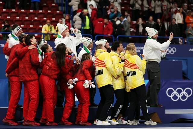 지난 10일 이탈리아 밀라노 아이스스케이팅 아레나에서 열린 2026 밀라노 코르티나 동계올림픽 쇼트트랙 혼성계주 시상식에서 이탈리아, 캐나다, 벨기에 대표팀 선수들이 빅토리 셀피를 찍고 있다. /삼성전자