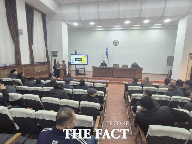 부여군이 우즈베키스탄에서 벼농사 농법을 교육하고 있다. /부여군