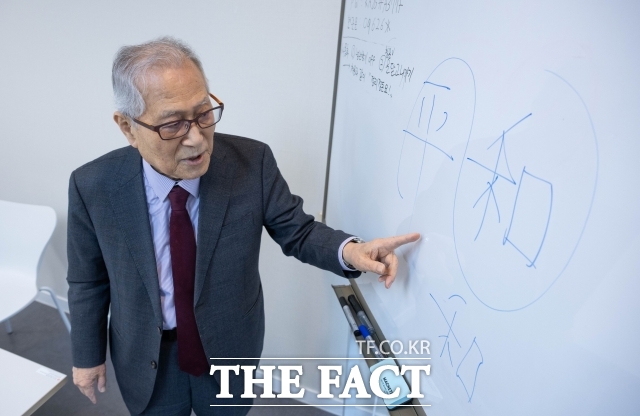 정 전 장관은 지난 10일 <더팩트>와 인터뷰에서 평화(平和). 벼(禾)가 입(口)에 골고루(平) 들어간다면 그들 관계가 평화로운 관계라는 것이라며 쌀과 비료가 북한으로 갈 때 남북 관계가 평화로웠다고 말했다. /박헌우 기자