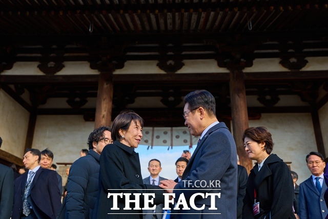 이재명 대통령이 14일(현지시간) 다카이치 사나에 총리와 일본 나라의 문화 유적인 호류지를 시찰하고 악수를 하고 있다. /청와대