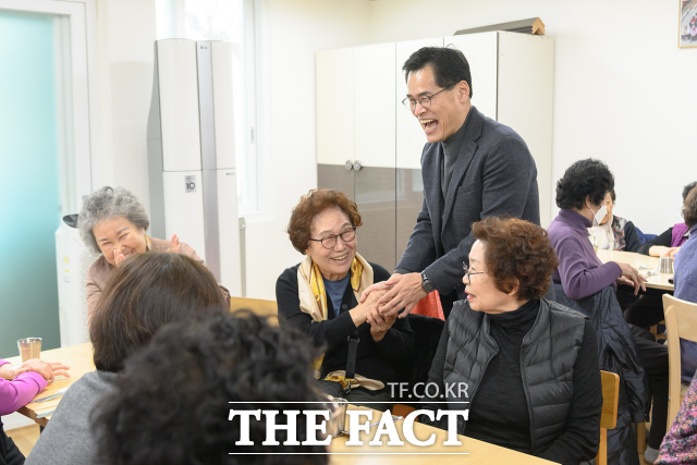 이기재 양천구청장이 12일 오전 설맞이 경로당 현장점검에 나섰다. /양천구