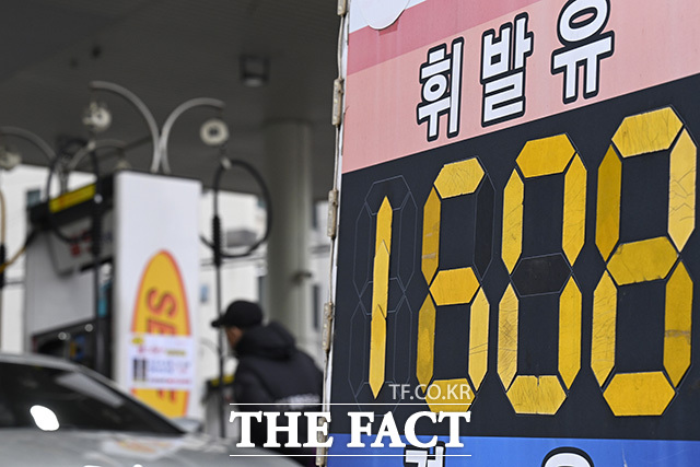 이달 말 종료 예정이던 유류세 한시적 인하 조치가 2개월 더 연장된 가운데 13일 오전 서울 강서구의 한 주유소에 휘발유 가격이 적혀 있다. /송호영 기자