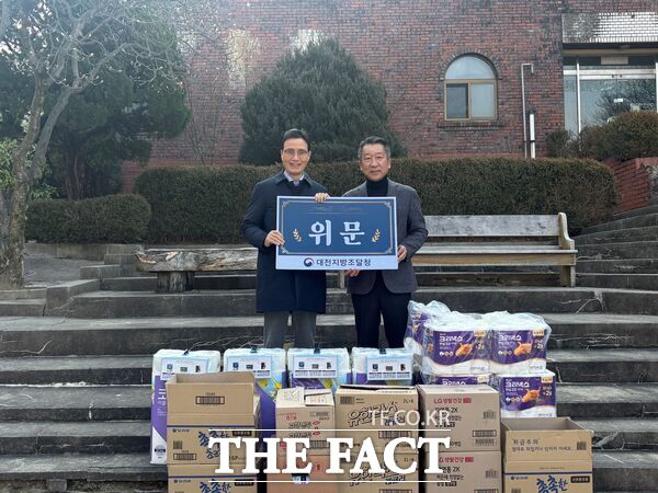 최병수 대전지방조달청장이 12일 설날 명절을 맞아 사회복지시설인 정림원을 방문해 아동들에게 필요한 생필품을 전달하고 있다. /대전지방조달청