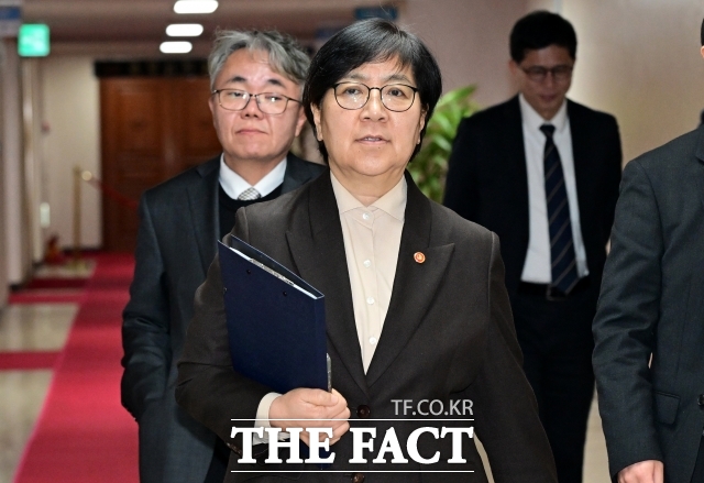 정은경 보건복지부 장관은 13일 오전 국립중앙의료원 중앙응급의료센터를 방문해 설 연휴 응급의료 대응 상황을 점검했다. 사진은 정은경 장관이 지난 10일 오후 서울 종로구 정부서울청사에서 열린 보건의료정책심의워원회에 참석하는 모습. /임영무 기자