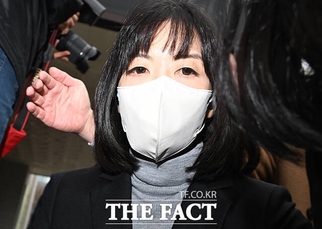 미공개 정보를 이용한 주식 부정 거래 혐의를 받은 구연경 LG복지재단 대표가 지난 10일 서울 양천구 남부지방법원에서 열린 1심 선고공판을 마치고 법원을 나서고 있다. /박헌우 기자