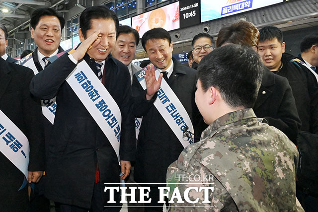 군 장병과 거수경례로 인사 나누는 정청래 더불어민주당 대표와 지도부.