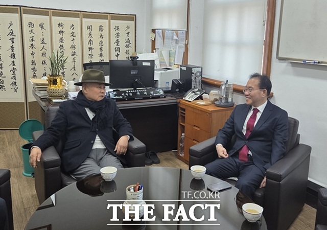 윤재옥 의원(오른쪽)이 12일 광복회 대구시지부를 방문해 우대현 광복회 대구시 지부장과 대화를 나누고 있다. /광복회 대구시지부
