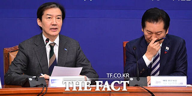 조국 조국혁신당 대표가 2025년 12월 12일 국회에서 열린 더불어민주당·개혁진보4당 정치개혁 연석회의에 참석해 발언하고 있다. 오른쪽은 정청래 더불어민주당 대표. /남윤호 기자